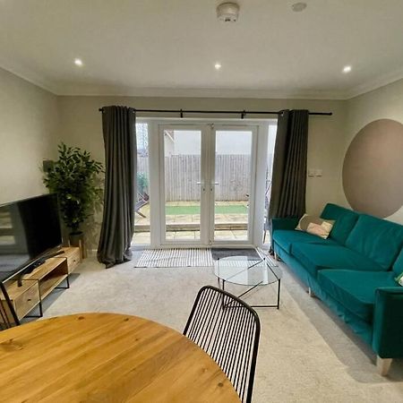 Stylish Modern Two Bedroom Apartment With Garden カーディフ エクステリア 写真
