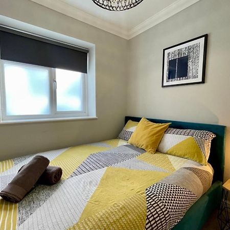 Stylish Modern Two Bedroom Apartment With Garden カーディフ エクステリア 写真