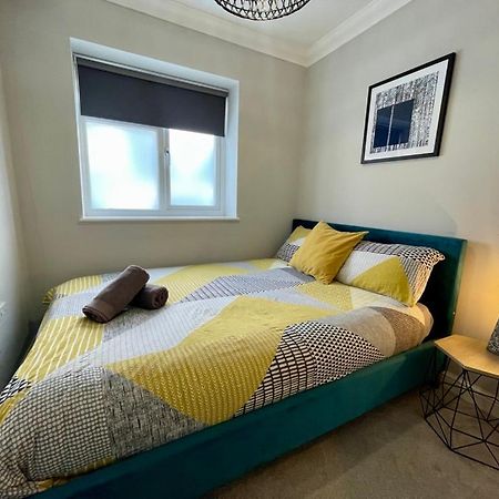 Stylish Modern Two Bedroom Apartment With Garden カーディフ エクステリア 写真