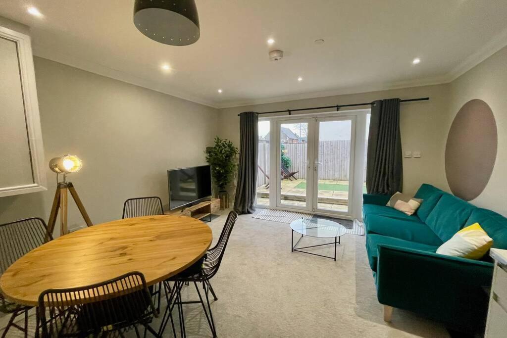 Stylish Modern Two Bedroom Apartment With Garden カーディフ エクステリア 写真