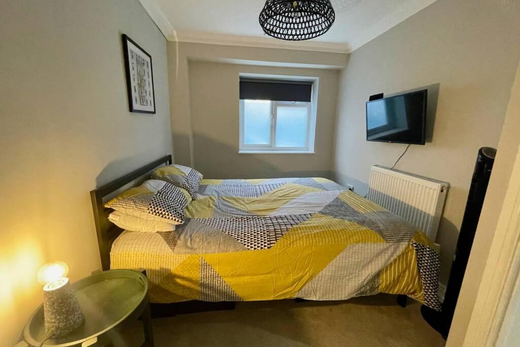 Stylish Modern Two Bedroom Apartment With Garden カーディフ エクステリア 写真