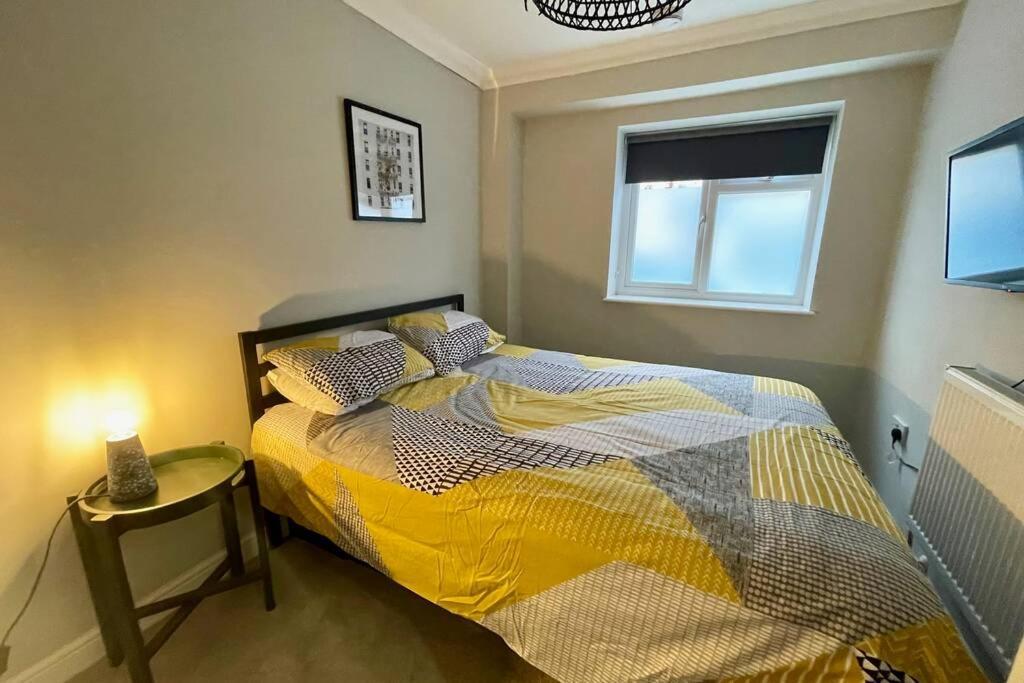 Stylish Modern Two Bedroom Apartment With Garden カーディフ エクステリア 写真