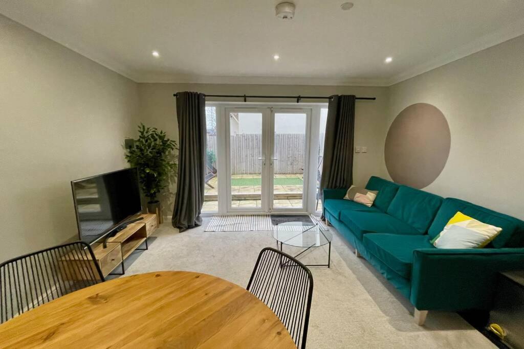 Stylish Modern Two Bedroom Apartment With Garden カーディフ エクステリア 写真