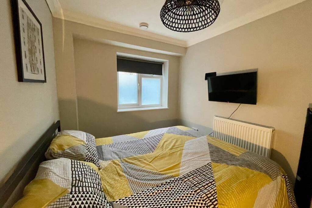 Stylish Modern Two Bedroom Apartment With Garden カーディフ エクステリア 写真