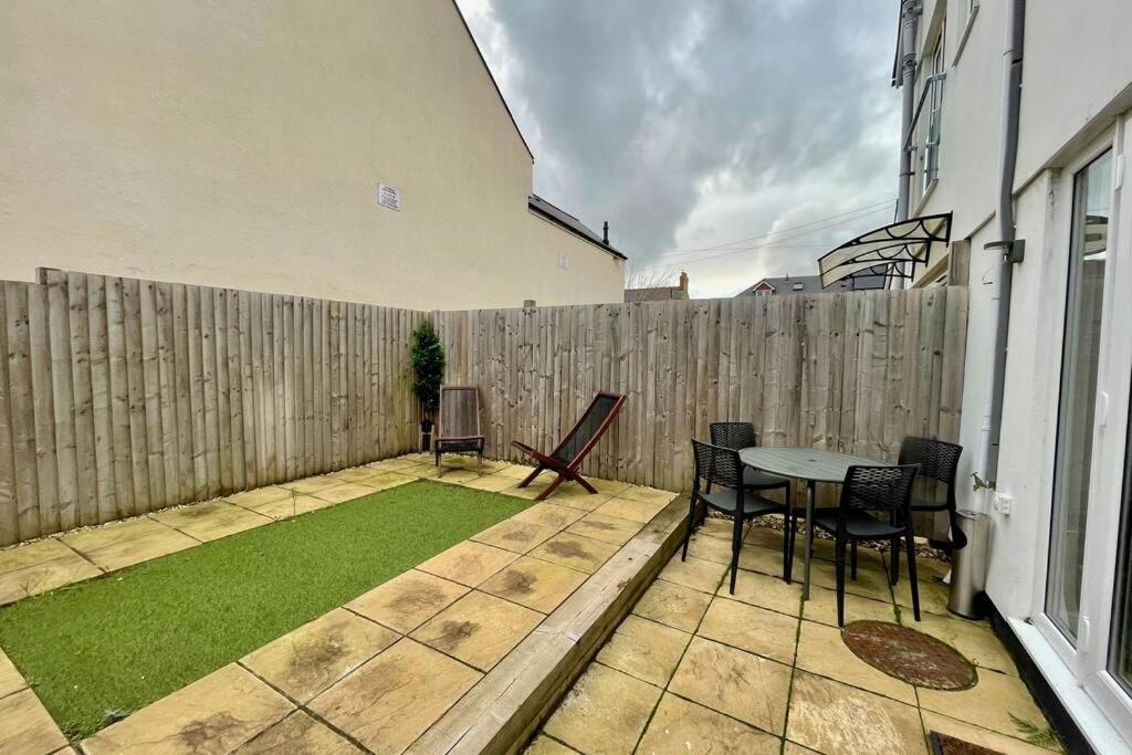Stylish Modern Two Bedroom Apartment With Garden カーディフ エクステリア 写真