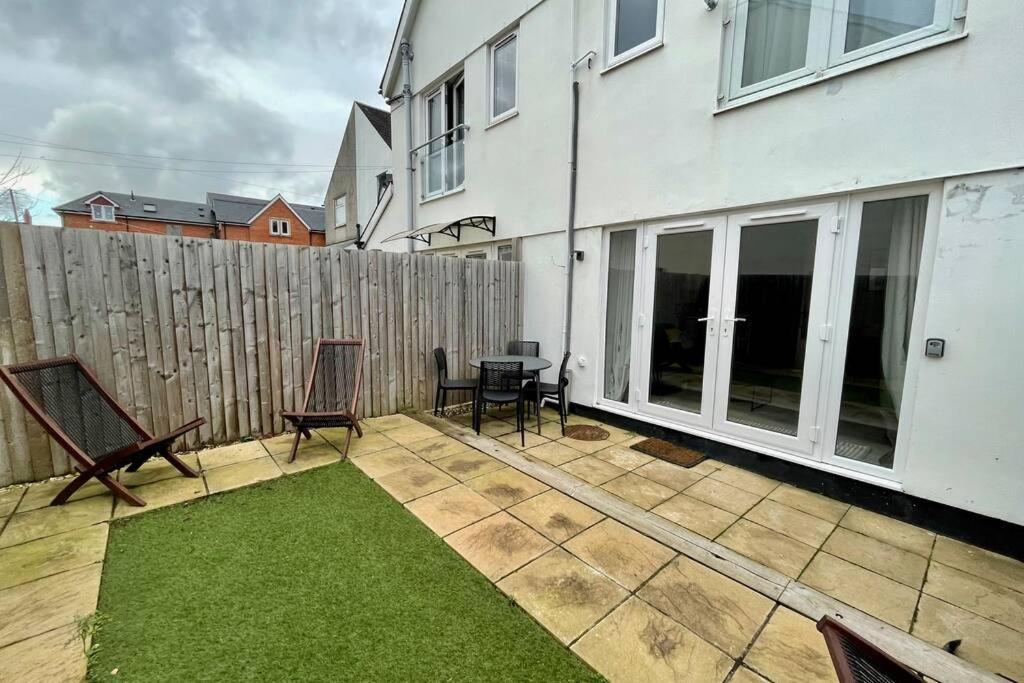 Stylish Modern Two Bedroom Apartment With Garden カーディフ エクステリア 写真