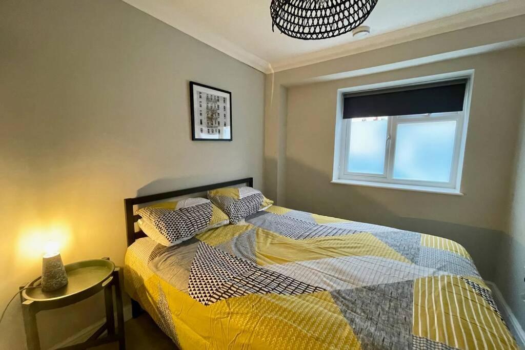 Stylish Modern Two Bedroom Apartment With Garden カーディフ エクステリア 写真