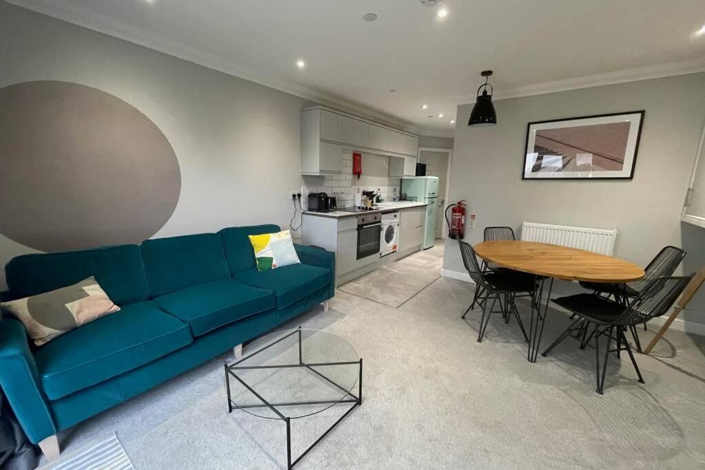 Stylish Modern Two Bedroom Apartment With Garden カーディフ エクステリア 写真